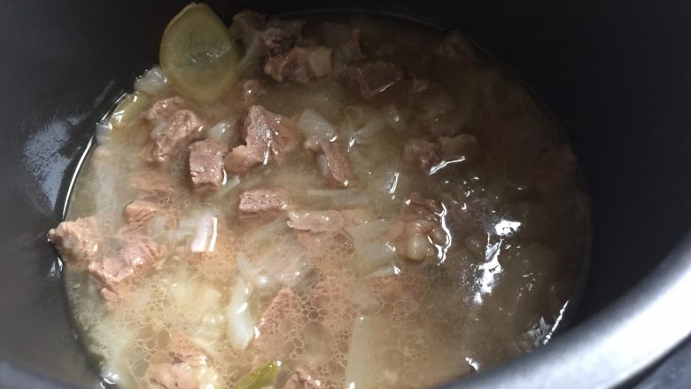 小猫咪咖喱牛肉饭,这是压好的牛肉,再次倒回炒锅中