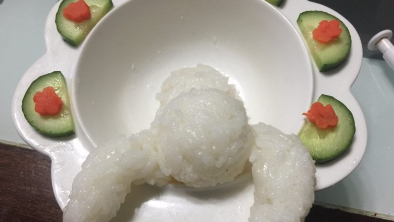 小猫咪咖喱牛肉饭,把小猫先放入碗中,碗边用<a style='color:red;display:inline-block;' href='/shicai/ 54'>黄瓜</a>片胡萝卜装饰一下