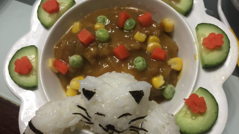 小猫咪咖喱牛肉饭,加入适量的咖喱牛肉,撒上绰过水的杂蔬粒即可