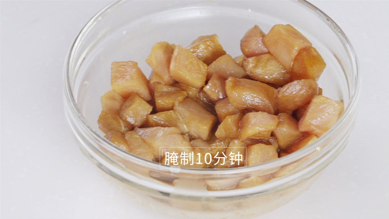 吃出健康的秘诀,虾仁杂蔬丁让你爱上餐桌,搅拌均匀后腌制10分钟