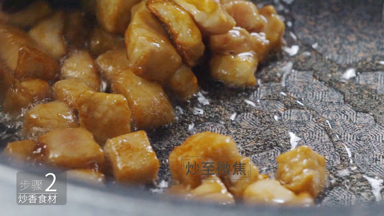 吃出健康的秘诀,虾仁杂蔬丁让你爱上餐桌, 将猪肉丁炒制至微黄