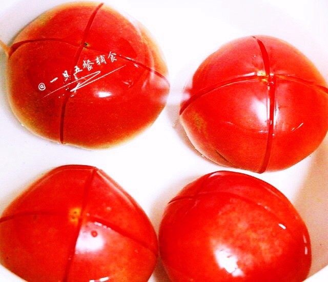 番茄龙利鱼,<a style='color:red;display:inline-block;' href='/shicai/ 59'>番茄</a>顶上用刀划十字,放在滚水中烫一下,这样容易去皮。