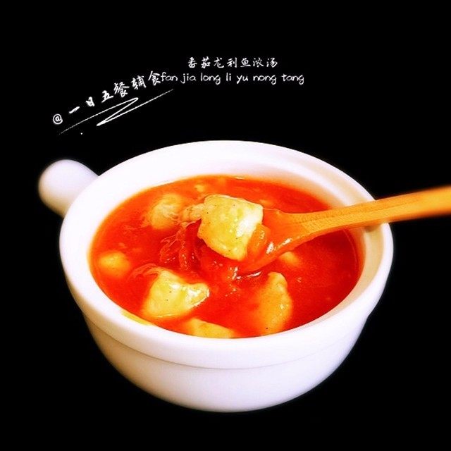番茄龙利鱼,小半碗水和<a style='color:red;display:inline-block;' href='/shicai/ 512'>玉米淀粉</a>混合成水淀粉,然后倒入锅中大火煮开,收汁浓稠,然后加一小勺盐调味出锅就好啦!喜欢甜的也可加点糖。出锅前可加点葱花。