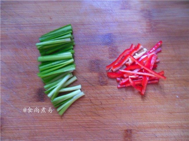 翡翠银芽炒牛肉,韭菜梗洗净切段,辣椒切丝
