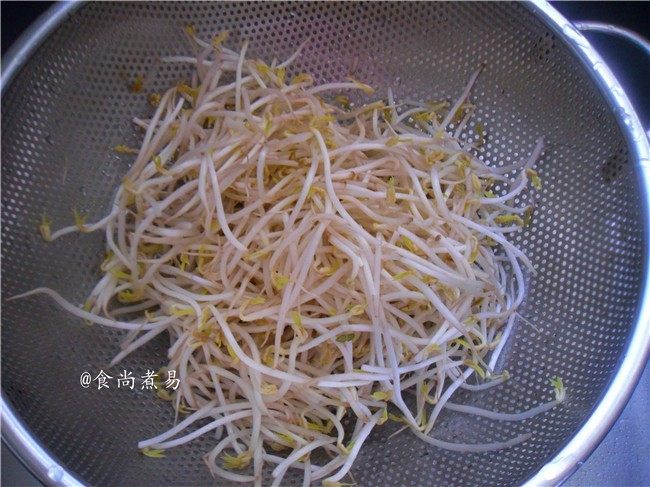 翡翠银芽炒牛肉,绿豆芽摘洗好,沥干水