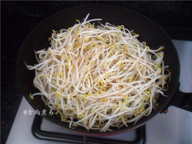 翡翠银芽炒牛肉,继续热锅,添加少量食用油,下绿豆芽煸炒