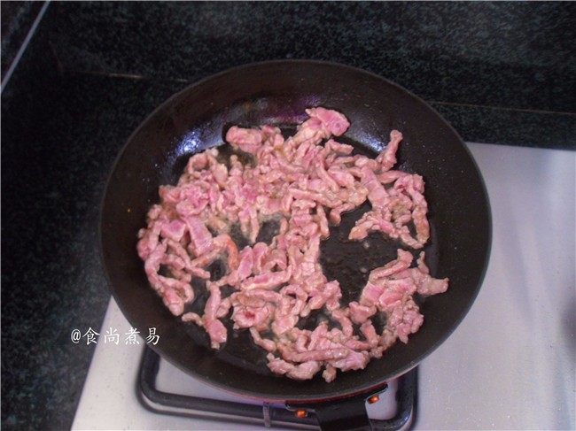 翡翠银芽炒牛肉,热锅,倒入食用油,下牛肉大火爆炒2分钟左右