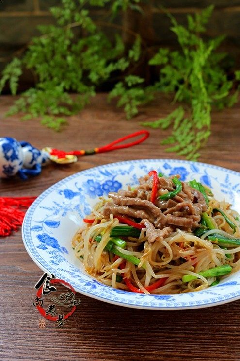 翡翠银芽炒牛肉,倒入炒好的牛肉,拌匀即可