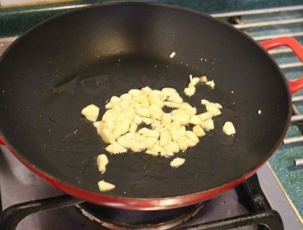 小封(台菜),同一炒锅再加热后放入蒜头,中火爆香。