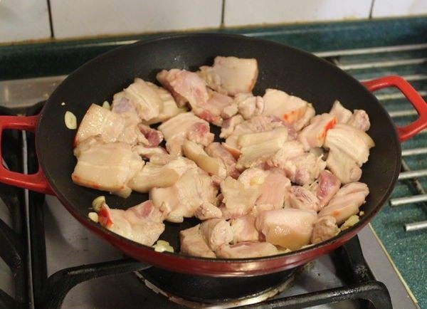小封(台菜),将五花肉块放入,翻炒至猪肉变色。