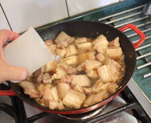 小封(台菜),倒入半杯<a style='color:red;display:inline-block;' href='/shicai/ 156925'>水</a>,转小火,焖煮收汁,但仍需偶而拌一下以免沾锅。