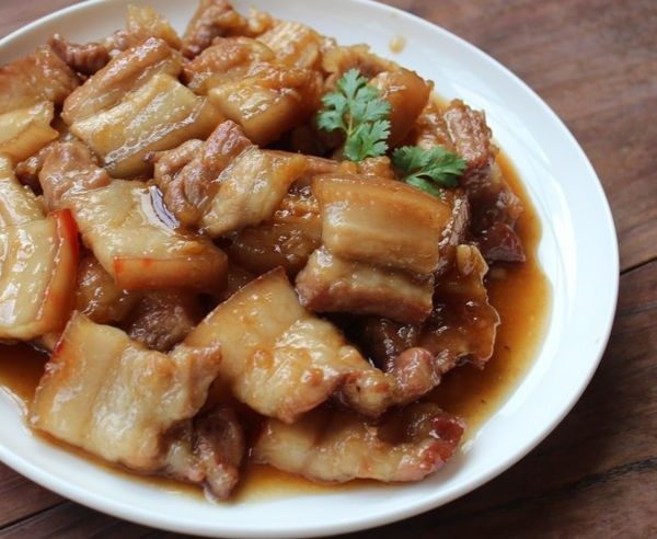 小封(台菜),猪肉鲜甜淡咸肉香四溢,猪皮Q弹好吃,酱汁香甜够味,难怪以前传说只要酱汁或一块小封肉,就可以扒一碗饭。