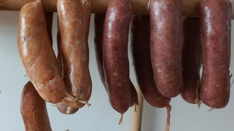 自制脆皮肠,把猪肉肠挂起来吹4小时以上,过夜更好,这步是让猪肉肠做成脆皮肠的关键