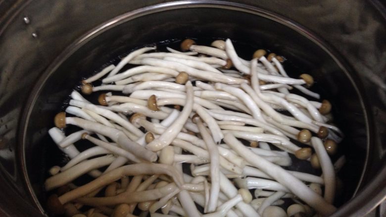 蚝油双菇,煮锅加水烧开,倒入双菇焯水至断生捞出控水
