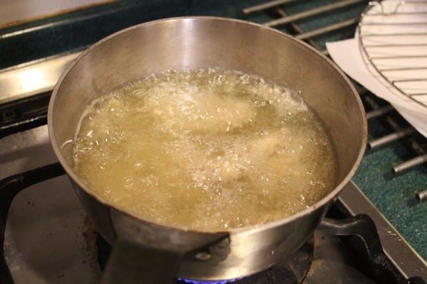 炸排骨酥,将油加热至中温,将肉块放入炸至表面酥黄,竹签可以轻易穿过肉块。
测油温:木筷插进油中,冒一点点泡则约140-150℃,稍微冒多一点泡就是中温160~170C