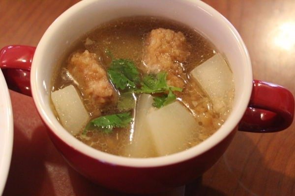 炸排骨酥,这炸排骨酥,外皮薄酥,内肉软嫩有味,直接吃就非常好吃。
拿来煮排骨酥萝卜汤,也是美味。
萝卜切片加水煮10分钟,将萝卜煮稍烂后,放入炸排骨酥