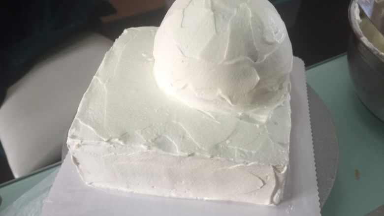 立体小熊蛋糕,三片蛋糕中间夹奶油馅外面抹奶油,再把半圆放在上面也抹上淡奶油