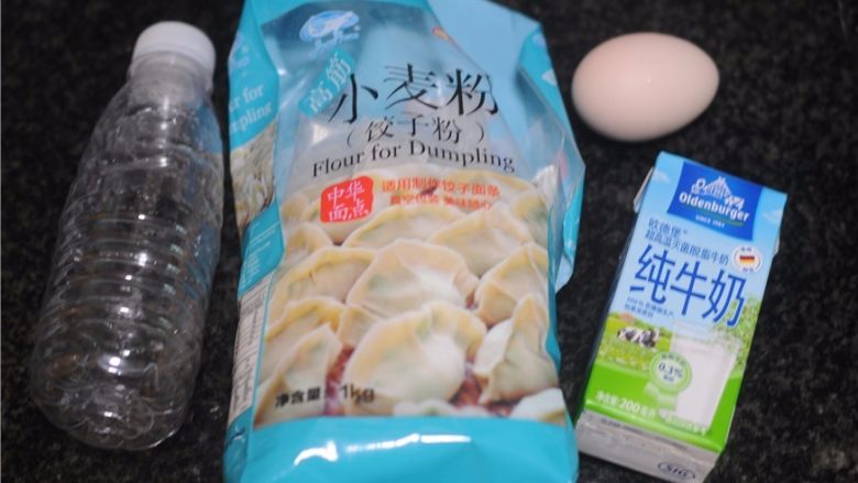 解救不会调面糊的你——懒人式煎饼,首先将所需要的食材准备好,注意,今天我们的主要道具是一个矿泉水瓶子哦