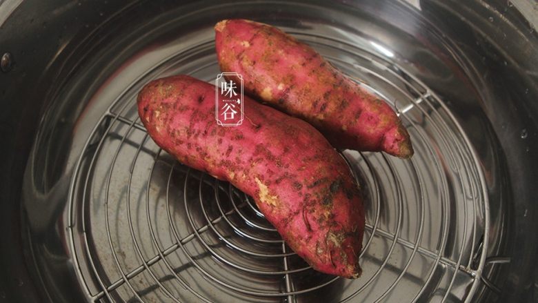 芙蓉塔,先把番薯放入锅内蒸熟;