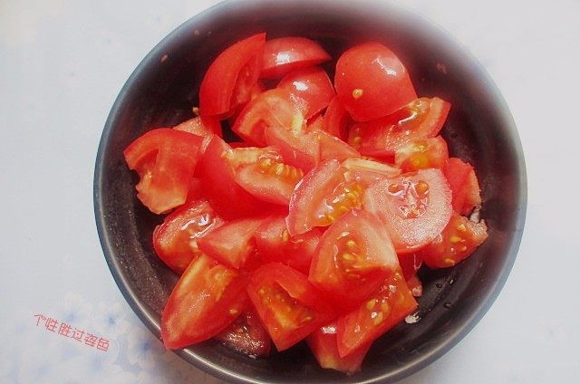 西红柿鸡蛋面,<a style='color:red;display:inline-block;' href='/shicai/ 3551'>西红柿</a>洗干净去蒂,切成块