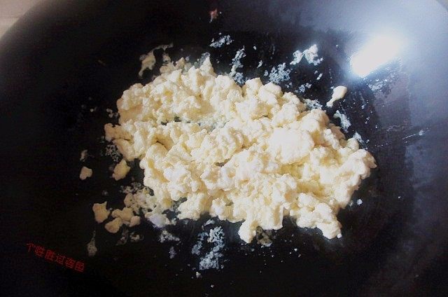 西红柿鸡蛋面,炒锅倒油,倒入蛋液炒成絮状,把鸡蛋扒拉到碗里待用