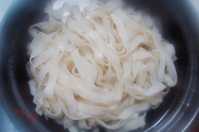 西红柿鸡蛋面,捞出用冰水过一下,保持面条Q弹口感