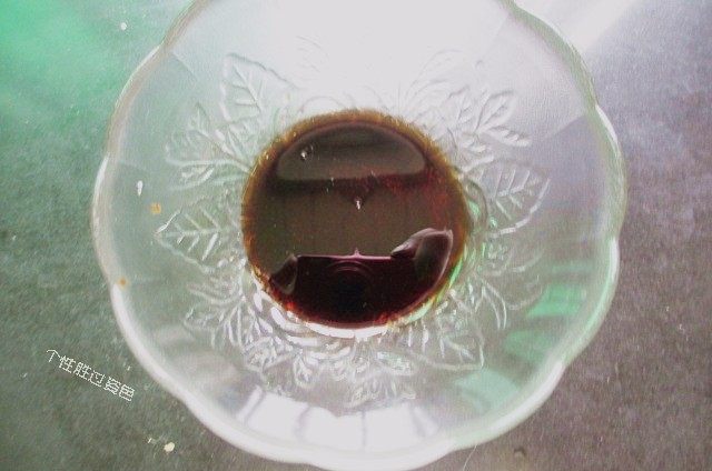 虎皮青椒炒鸡蛋,在小碗里倒两勺半生抽、一勺醋、少许盐、一勺半糖,再倒入一些清水,调制好酱汁