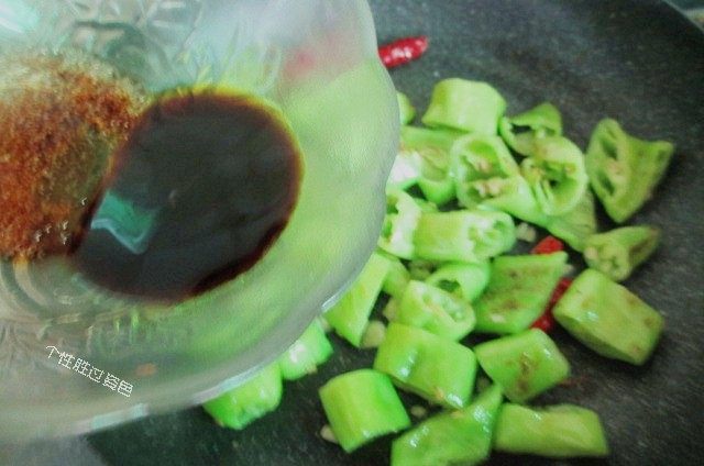 虎皮青椒炒鸡蛋,调制好酱汁,倒入锅中