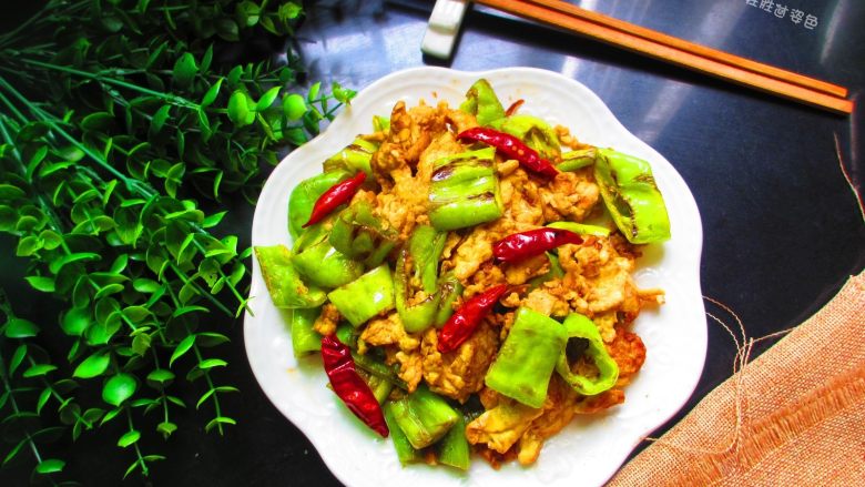 虎皮青椒炒鸡蛋,这道菜简单快捷味道也很棒,特别适合上班一族。。