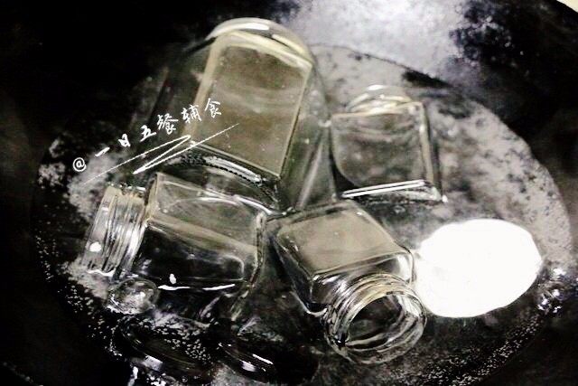 苹果百香果酱,苹果腌制过程中,开始准备装的密封玻璃瓶,沸水中煮了5分钟。
🌻小贴士:消毒做的好,做好的酱就能保存的久。