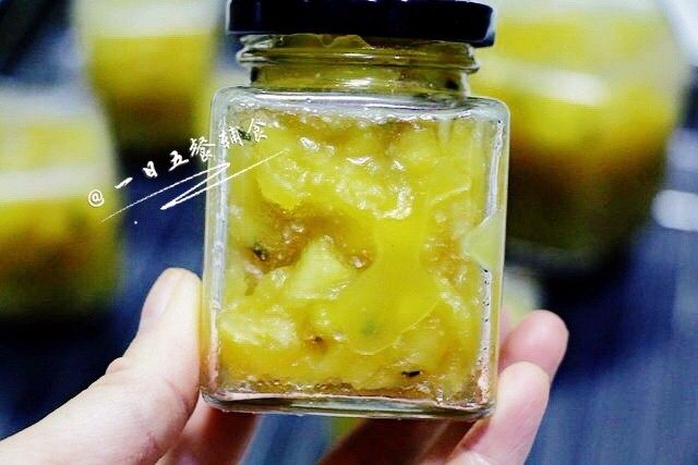 苹果百香果酱,🌻小贴士:这时候的瓶子要确保水沥干了。如果温度低于85度,会有细菌侵入,保持小火,为了保持温度。