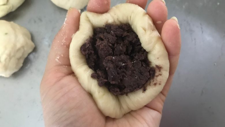 棉花糖小面包(夹馅版),擀成圆皮放入喜欢的馅料。