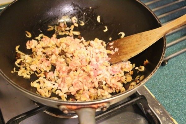 水晶饺,将绞肉放入炒至变色,加入盐、胡椒、七味粉、酒、<a style='color:red;display:inline-block;' href='/shicai/ 692'>酱油</a>调味。