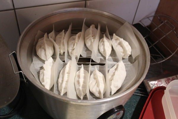 水晶饺,蒸法: 用电饭锅蒸,半杯水,跳起即可,不用闷。一般下面要垫蒸纸或布。如果是垫布,蒸好要拿起饺子时,先用冷开水浇一下饺子, 就很容易拿起,较不