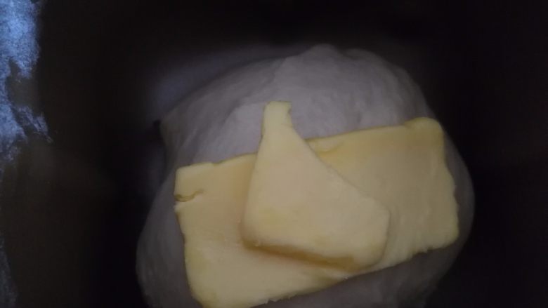 香肠面包,2.揉一个程序后,放入黄油继续揉