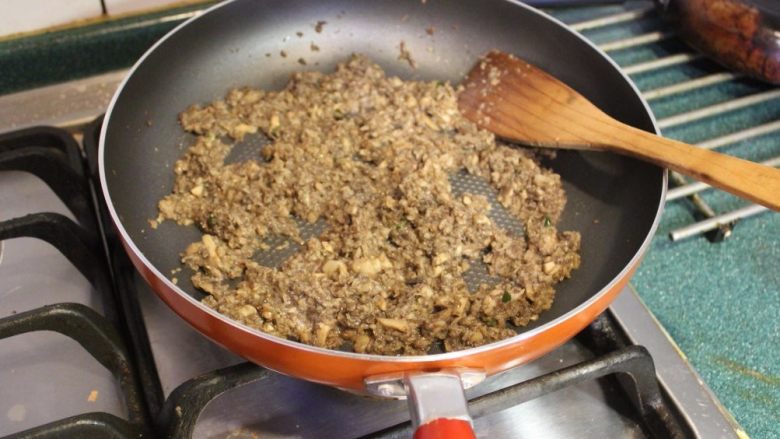 惠灵顿牛肉,炒至水分收干,熄火,将蘑菇酱放冷备用。