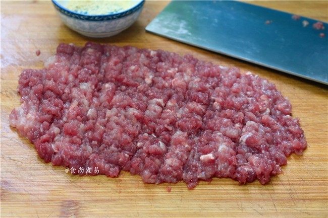 香滑肉沫蒸肠粉,猪肉洗净,剁碎