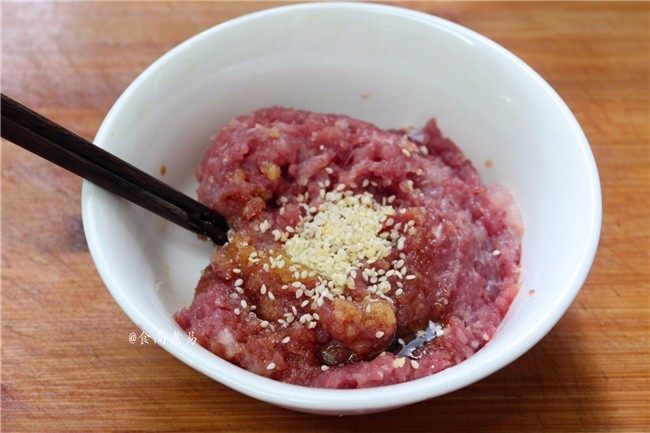 香滑肉沫蒸肠粉,倒入炒熟的<a style='color:red;display:inline-block;' href='/shicai/ 678'>白芝麻</a>、搅拌均匀,腌制片刻
