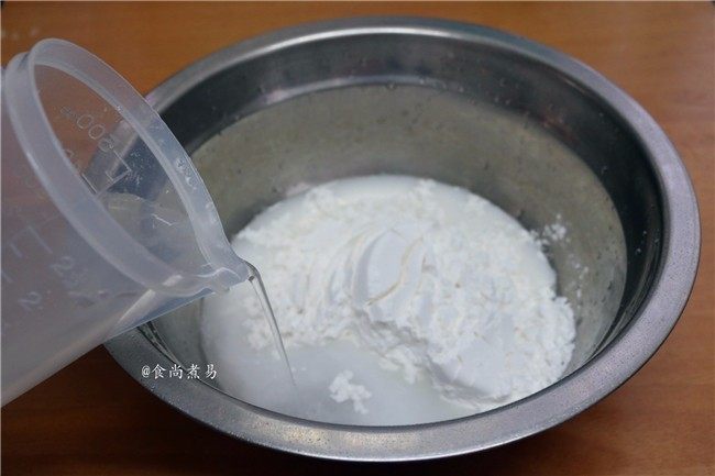 香滑肉沫蒸肠粉,100克肠粉倒入盆里,加上250克清水混合