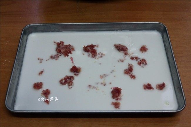 香滑肉沫蒸肠粉,撒上腌制过的肉沫