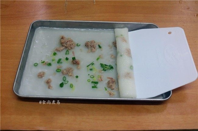 香滑肉沫蒸肠粉,取出蒸盆,用刮刀卷起肠粉,装盘