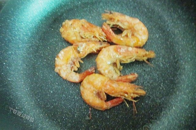 麻辣香锅,大虾清洗干净去掉虾线,用少许盐和胡椒粉腌制5-10分钟,蘸少许干淀粉,炸至金黄捞出沥油,用厨房纸吸掉多余的油