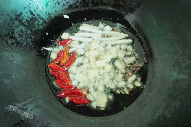 麻辣香锅,冷锅热油,将麻椒和香料倒入,小火加热,顺便也放入洋葱丝爆香