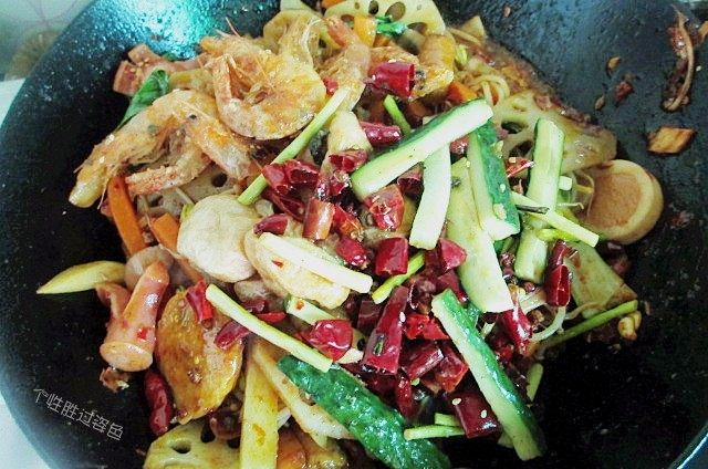 麻辣香锅,出锅前放入新鲜的黄瓜条,炒匀出锅