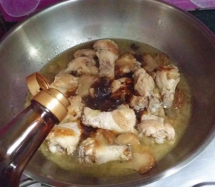 猴头菇烧鸡翅根,炖至鸡翅根渐烂时倒入<a style='color:red;display:inline-block;' href='/shicai/ 762'>老抽</a>,转中大火