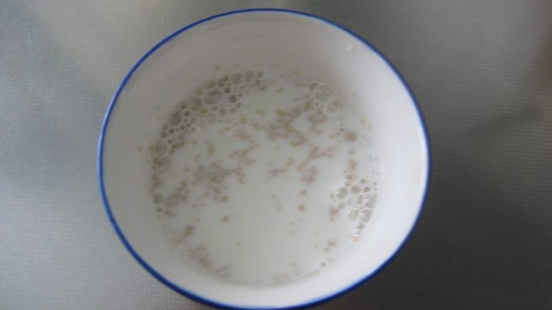 彩虹淡奶油土司:奶香十足又有颜值的面包,.将A料里的酵母放入牛奶中搅匀,放置约5分钟使其溶解。