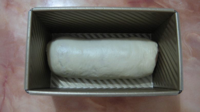 彩虹淡奶油土司:奶香十足又有颜值的面包,.收口朝下放入吐司模中,放在温暖湿润出进行最后发酵。