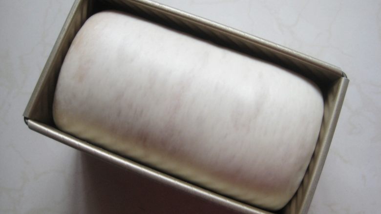 彩虹淡奶油土司:奶香十足又有颜值的面包,发酵至8分满模进行烘烤。(烤前根据个人需要在面包生坯表面刷蛋液,我喜欢素颜的没刷)
烤箱提前预热(时间温度仅供参考,请以自家烤箱脾气适当调整