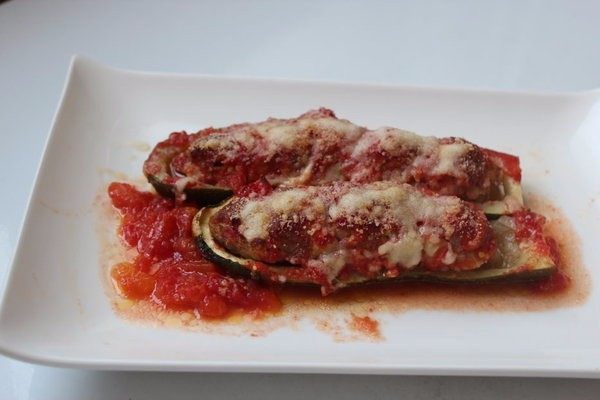 栉瓜镶肉Stuffed Zucchini,栉瓜镶肉的肉馅拌入栉瓜,烤好的肉团多汁鲜美,茄汁也增加了一些风味。
