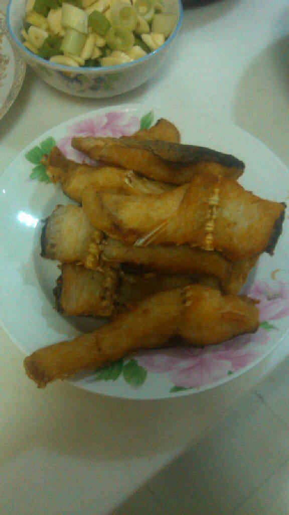 美味老豆腐烧鱼,还是炸豆腐的油,将腌制好的鱼块在锅里炸到两面金黄色捞出